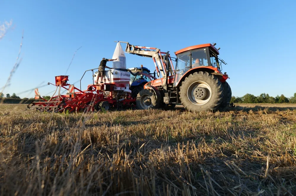 Traktor mit einer Grizli-Maschine für Streifenbearbeitung auf dem Feld